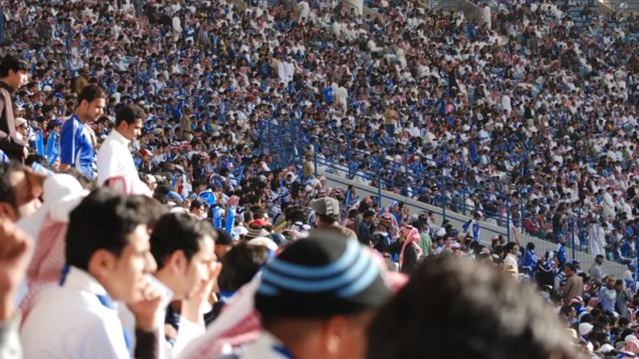 Hinchada llena un estadio para ver fútbol en vivo